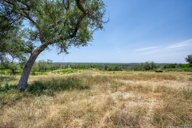 $575,000 | 3044 County Road 2615, Rio Medina, TX 78066