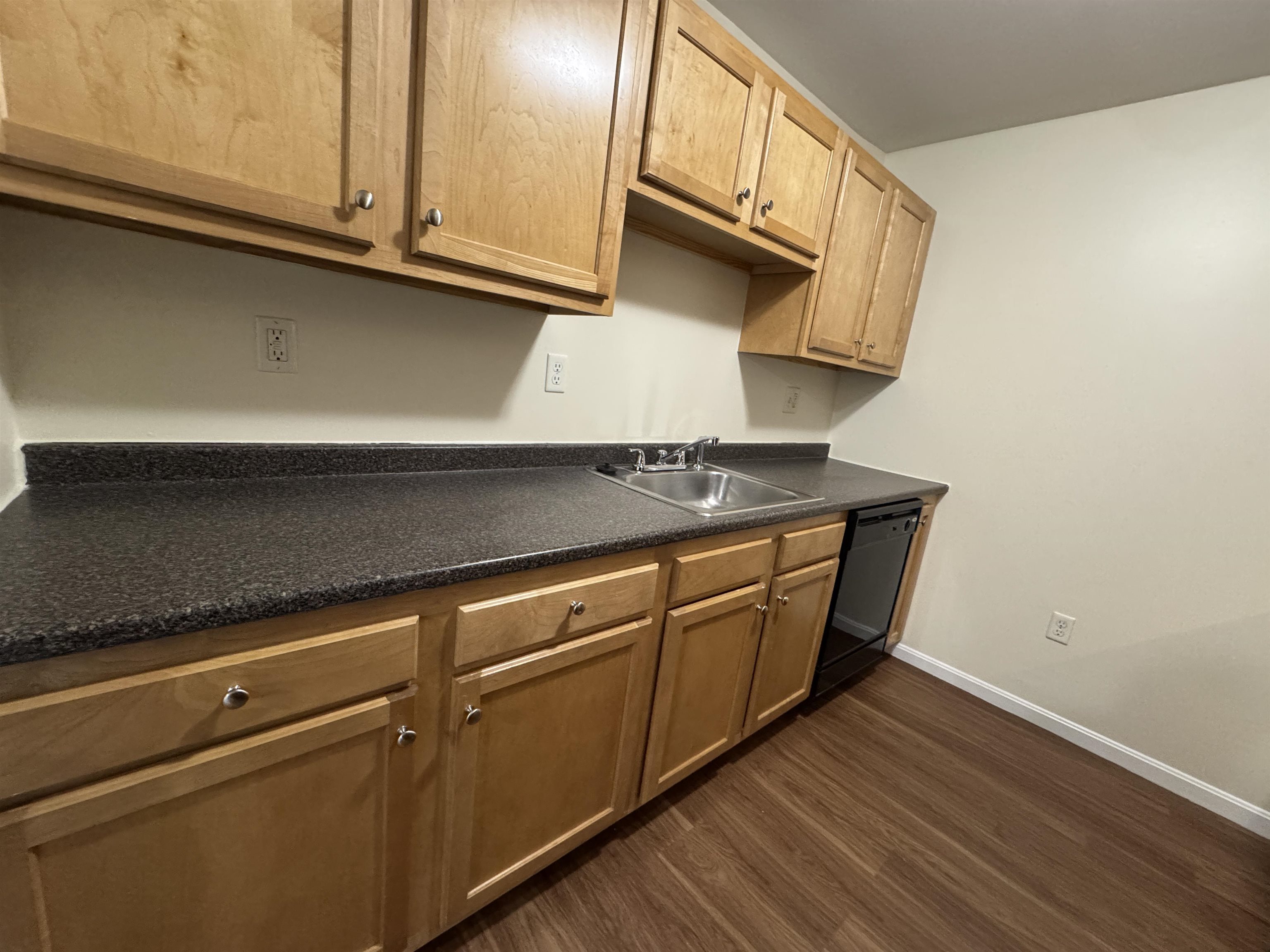 50 Sentinel Court, Unit L06 Manchester, NH 03103 - Photo 13 of 47