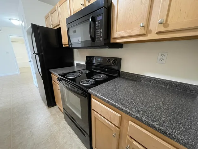 $1,965 | 50 Sentinel Court, Unit L06, Manchester, NH 03103