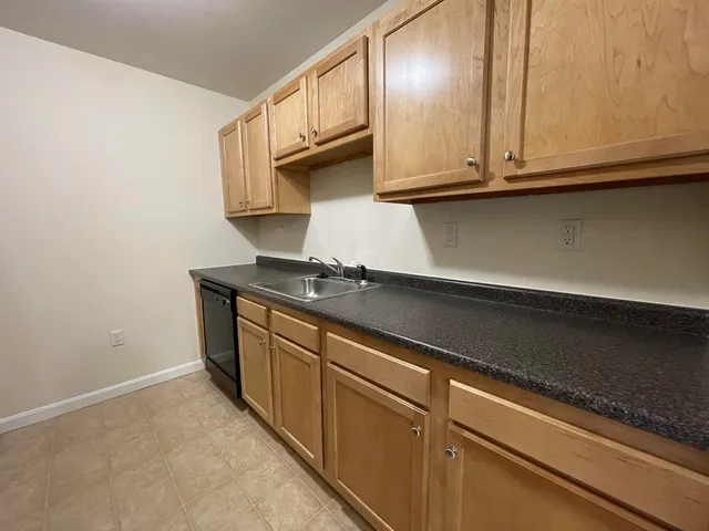 $1,965 | 50 Sentinel Court, Unit L06, Manchester, NH 03103