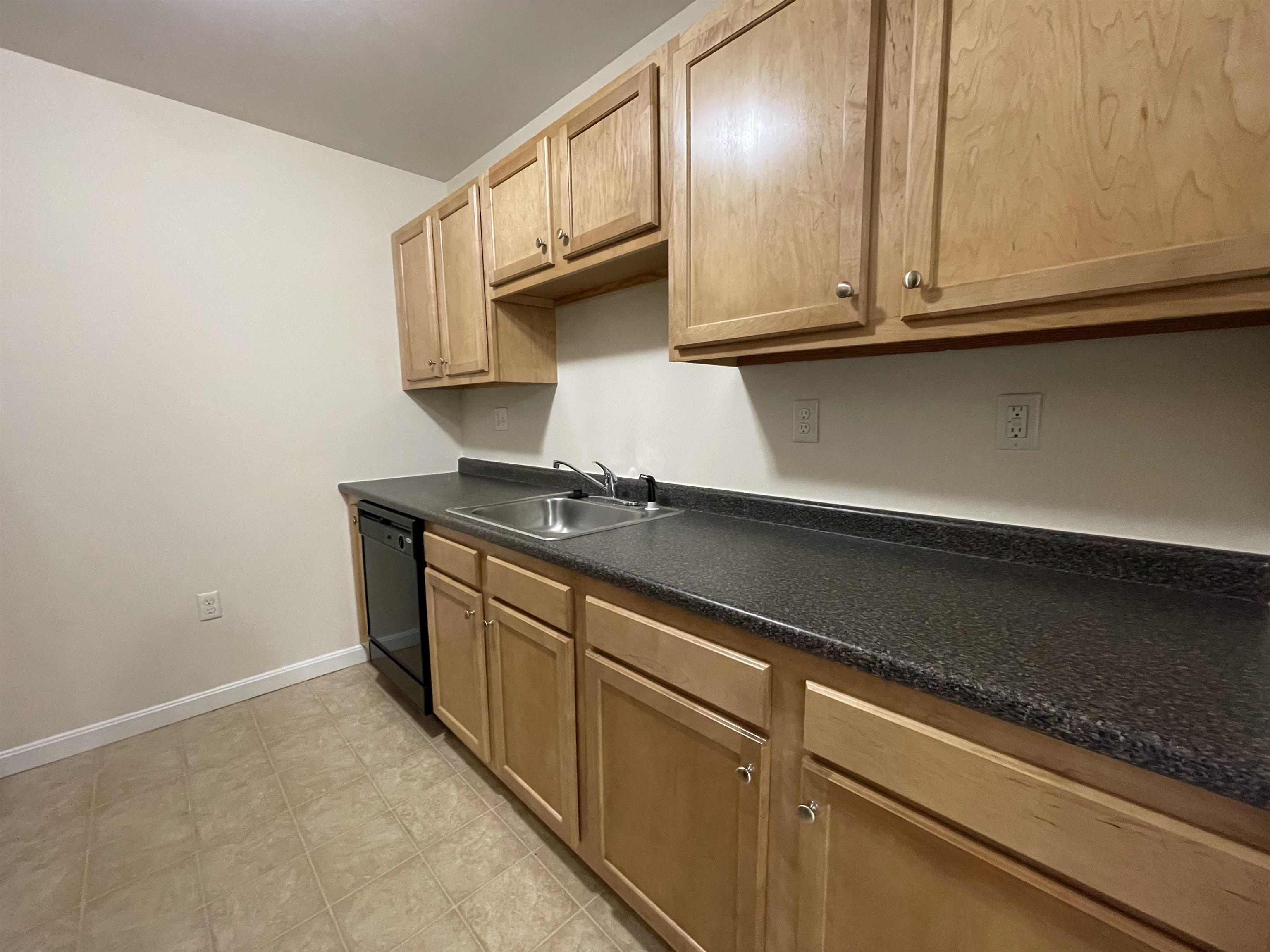 50 Sentinel Court, Unit L06 Manchester, NH 03103 - Photo 17 of 47