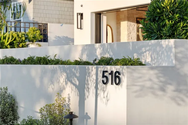 a side view of a lake