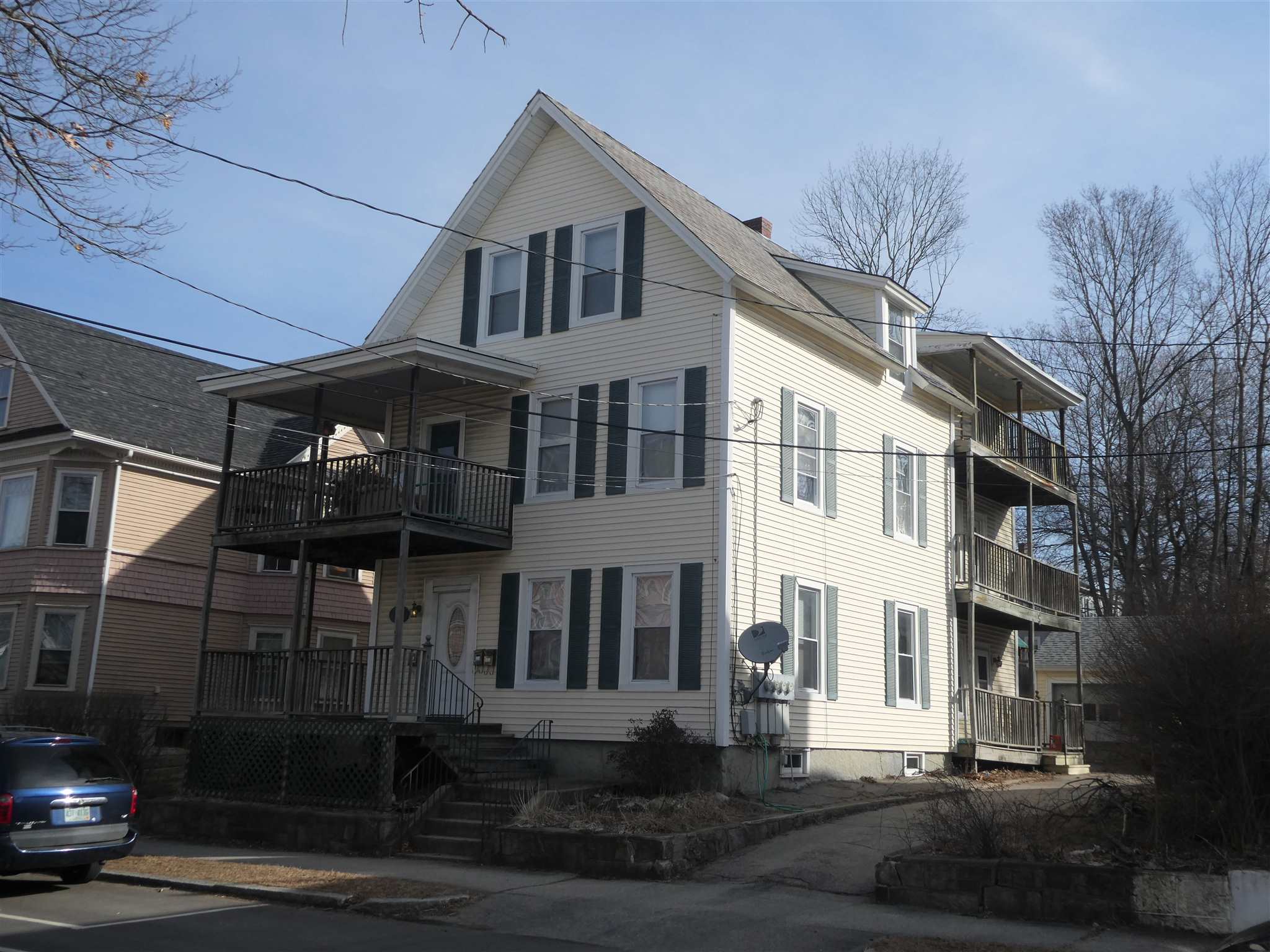 689 Maple Street Manchester, NH 03104 - Photo 1 of 28 Gallery Image 1