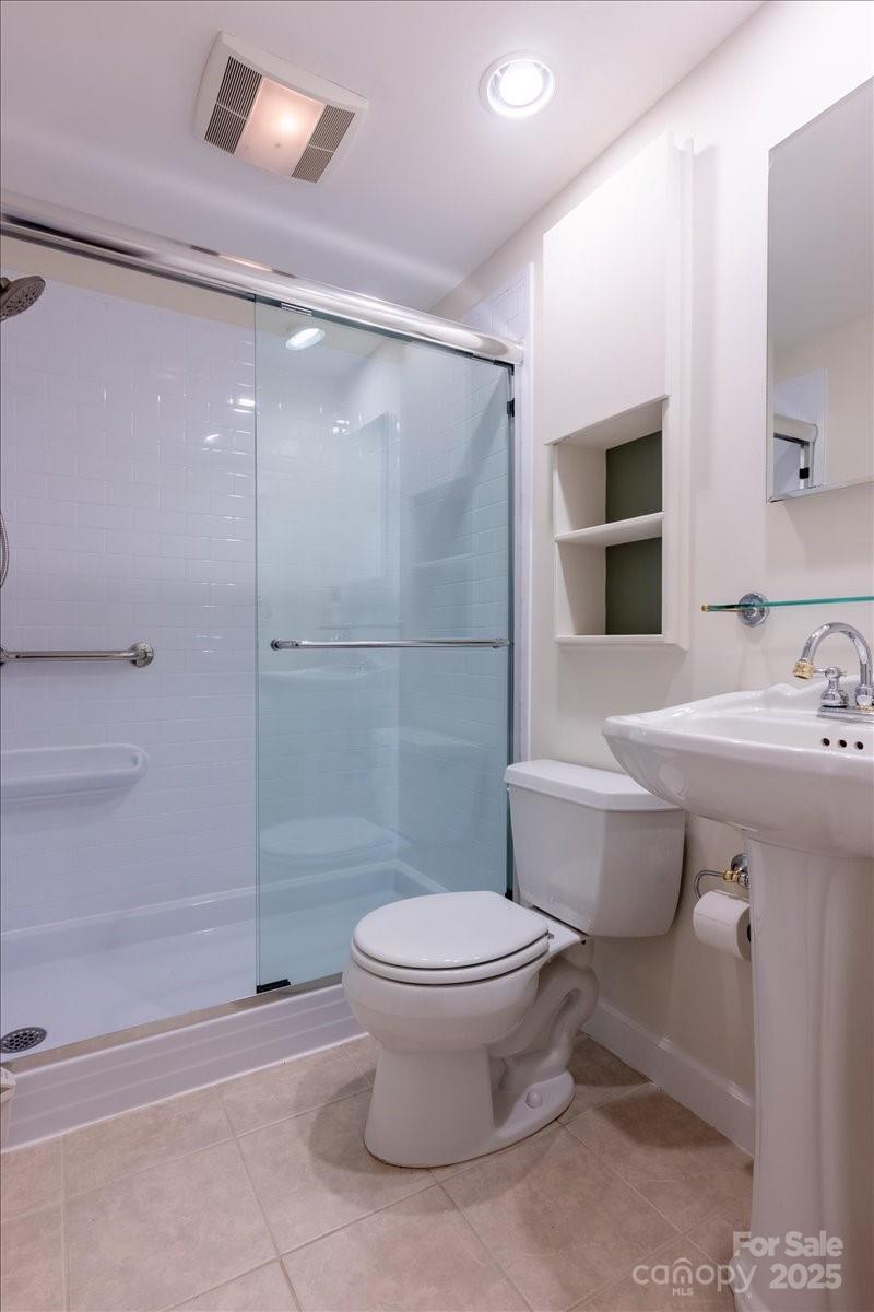 609 West Probart Street Brevard, NC 28712 - Photo 19 of 38 a bathroom with a sink toilet and shower