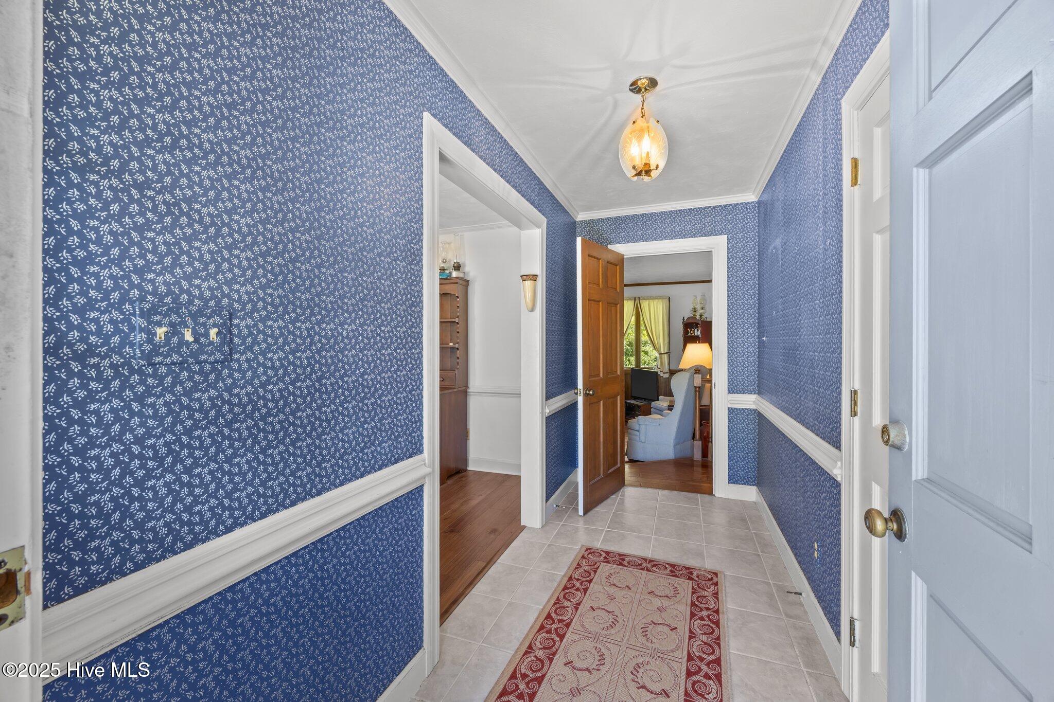 300 Rockledge Road New Bern, NC 28562 - Photo 7 of 38 Foyer