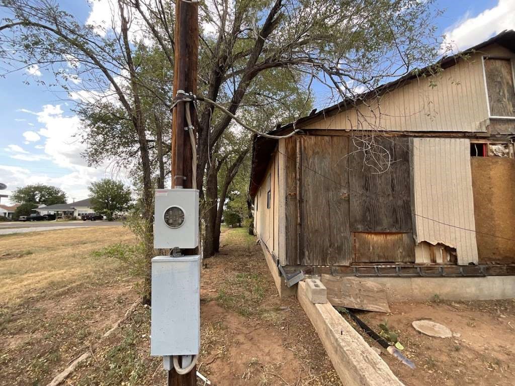 315 West Grand Street Borger, TX 79007 - Photo 6 of 19 a backyard of a house with lots of green space