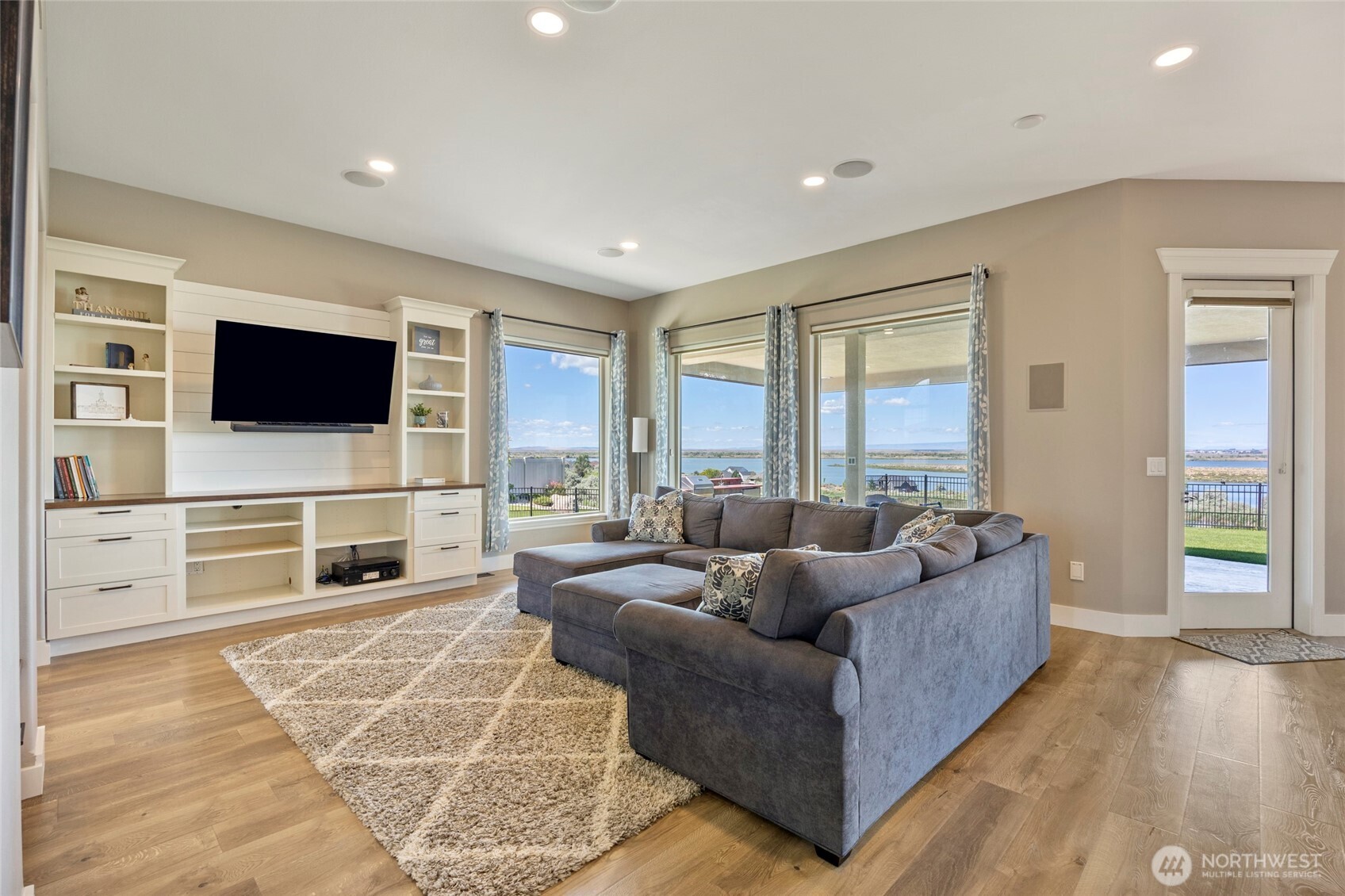 8596 Dune Lake Road Southeast Moses Lake, WA 98837 - Photo 10 of 40