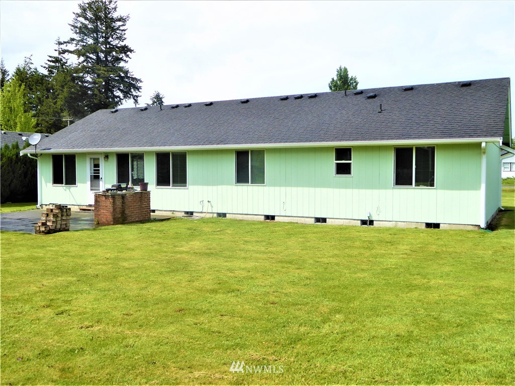 8637 194th Avenue Southwest Rochester, WA 98579 - Photo 24 of 37 a front view of a house with garden
