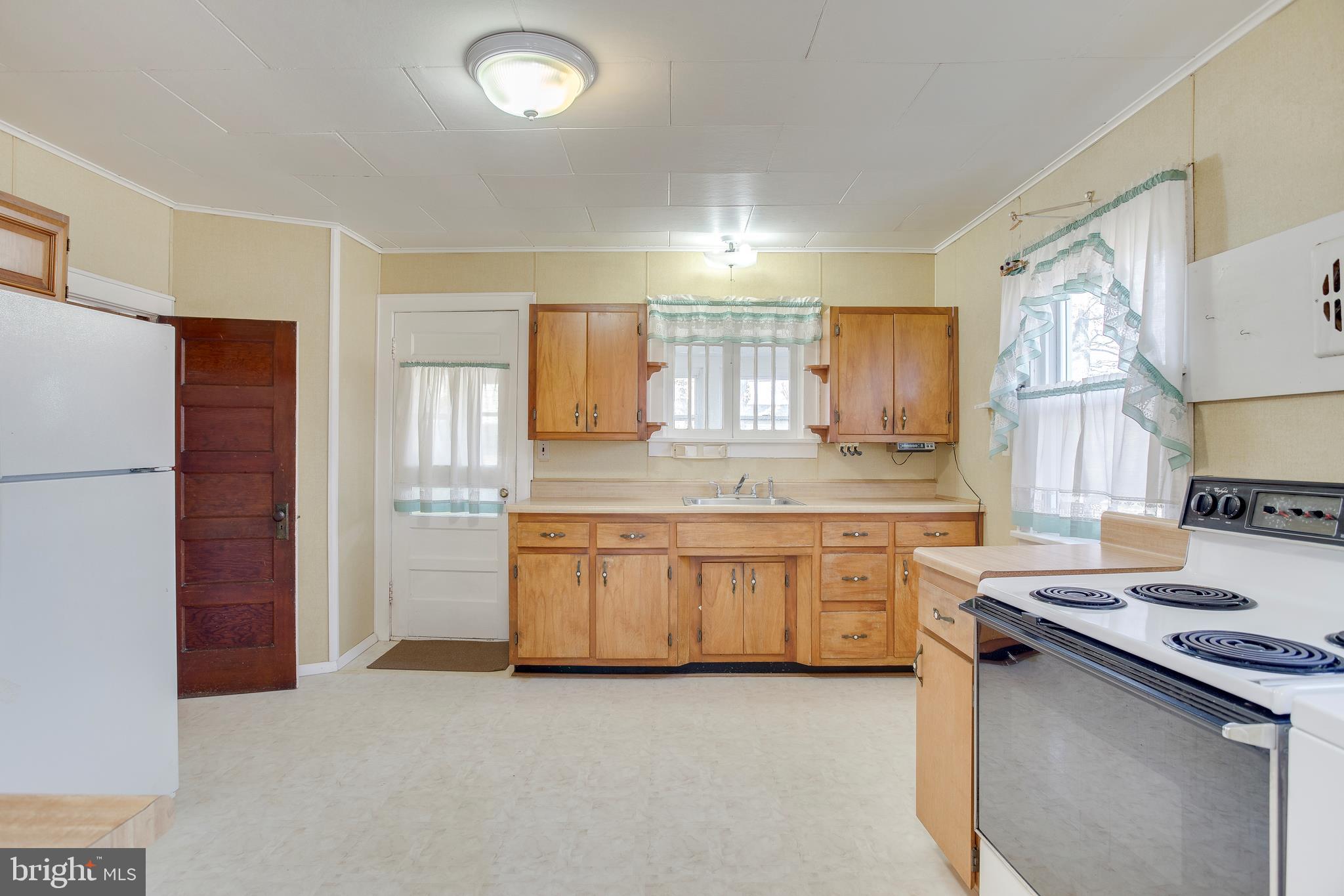 1716 Hilyard Road Baltimore, MD 21234 - Photo 12 of 33 Large, Open, Bright Kitchen