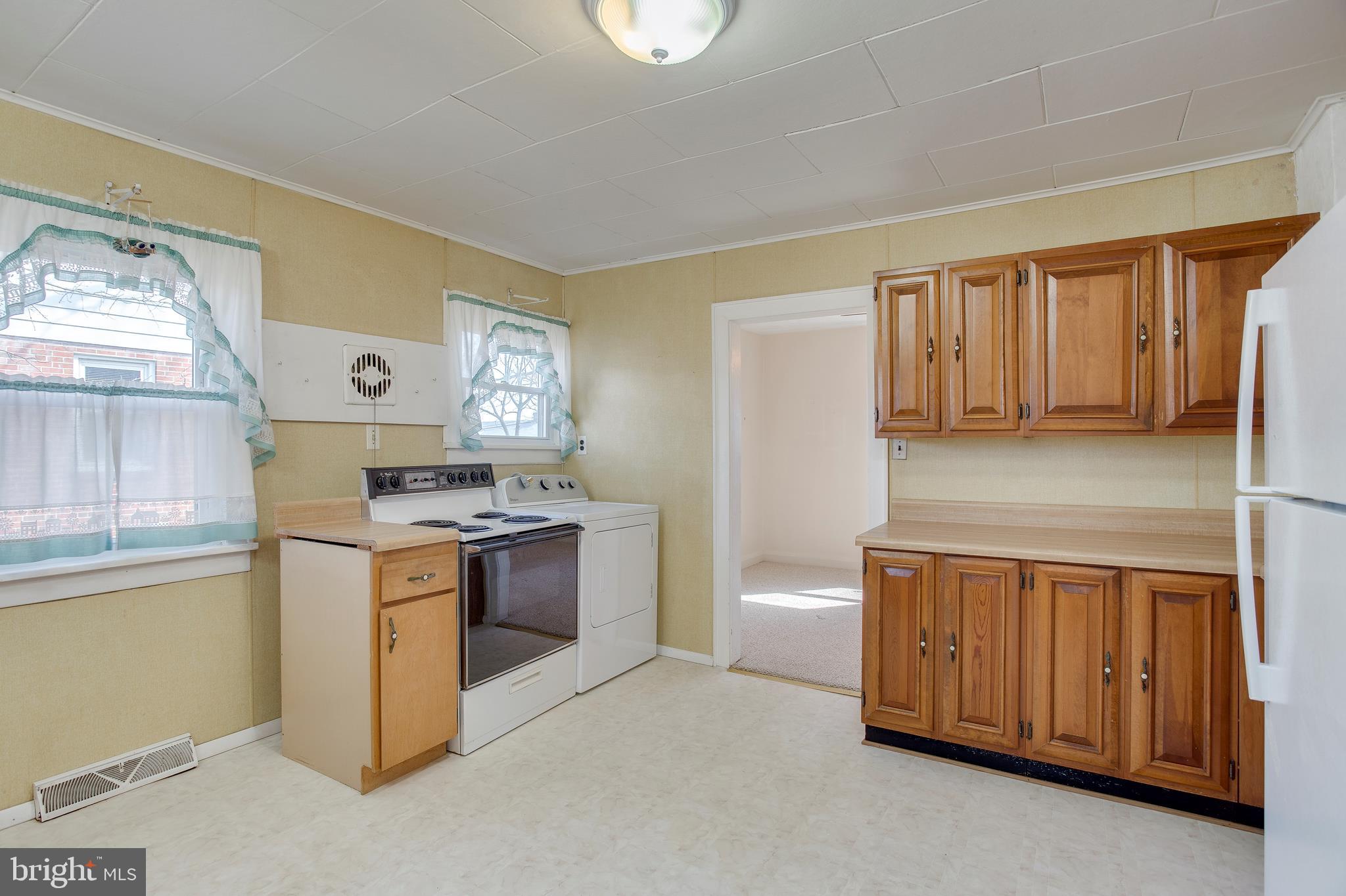 1716 Hilyard Road Baltimore, MD 21234 - Photo 16 of 33 Kitchen