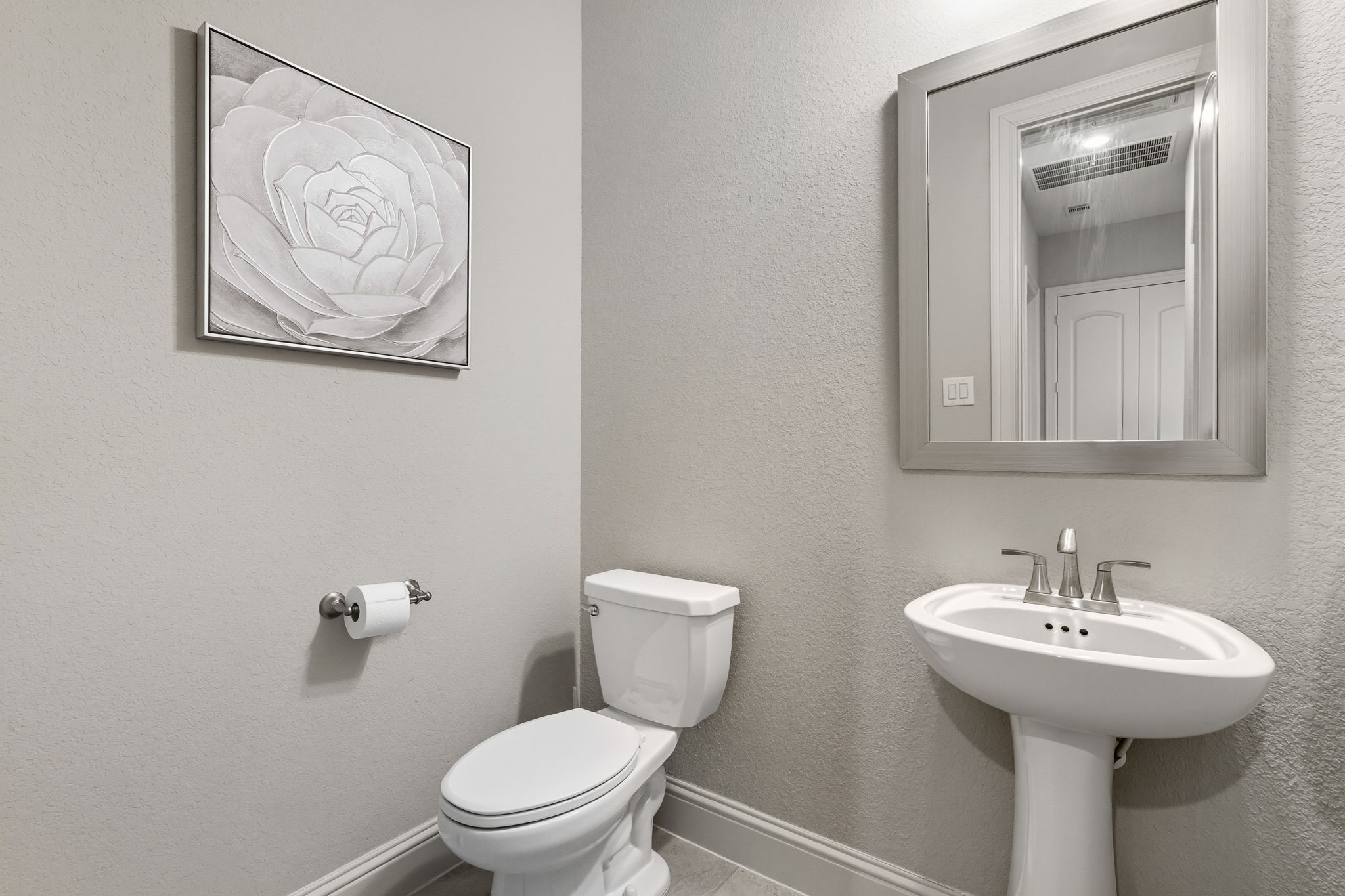 2008 Green Terrace Lane Pinehurst, TX 77362 - Photo 32 of 47 Spacious half bath is located on first floor and is easily accessible for guests.