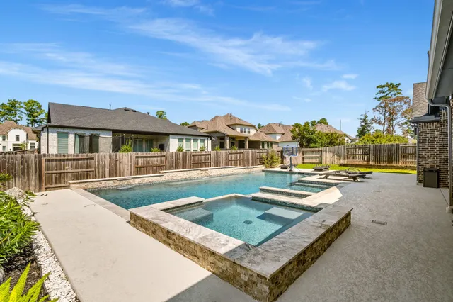 $685,000 | 2008 Green Terrace Lane, Pinehurst, TX 77362