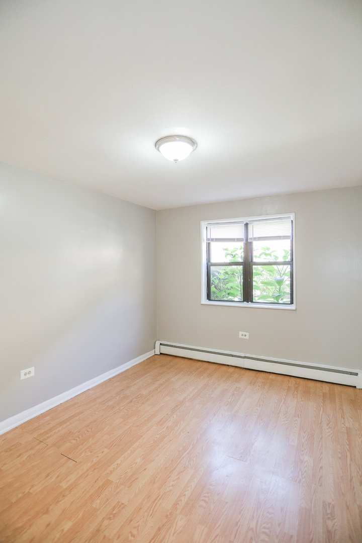 1654 West Pratt Boulevard, Unit 1S Chicago, IL 60626 - Photo 6 of 7 an empty room with window