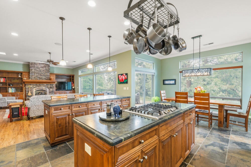11660 Kestrel Road Klamath Falls, OR 97601 - Photo 32 of 58 Pot Rack Included!