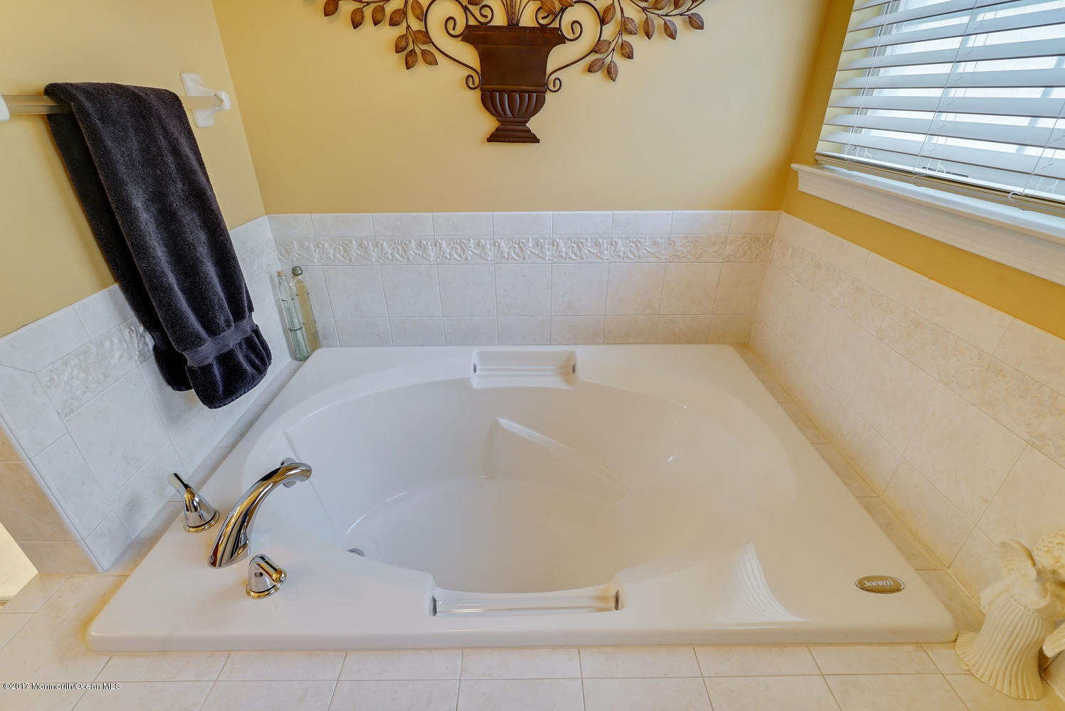 88 Crooked Stick Road Jackson, NJ 08527 - Photo 36 of 41 a bathroom with a tub
