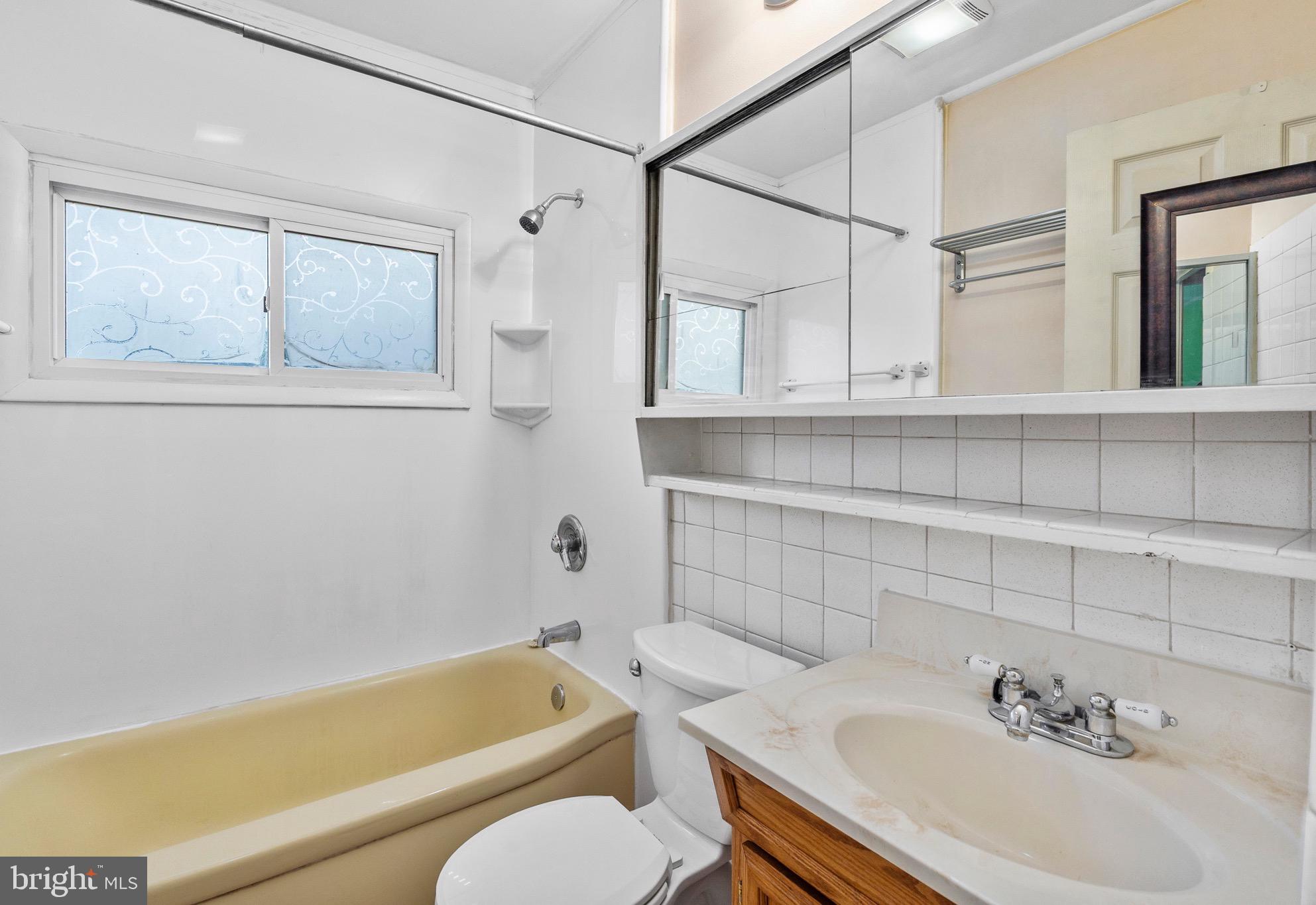 31 Gentle Road Levittown, PA 19057 - Photo 19 of 32 Full Bathroom