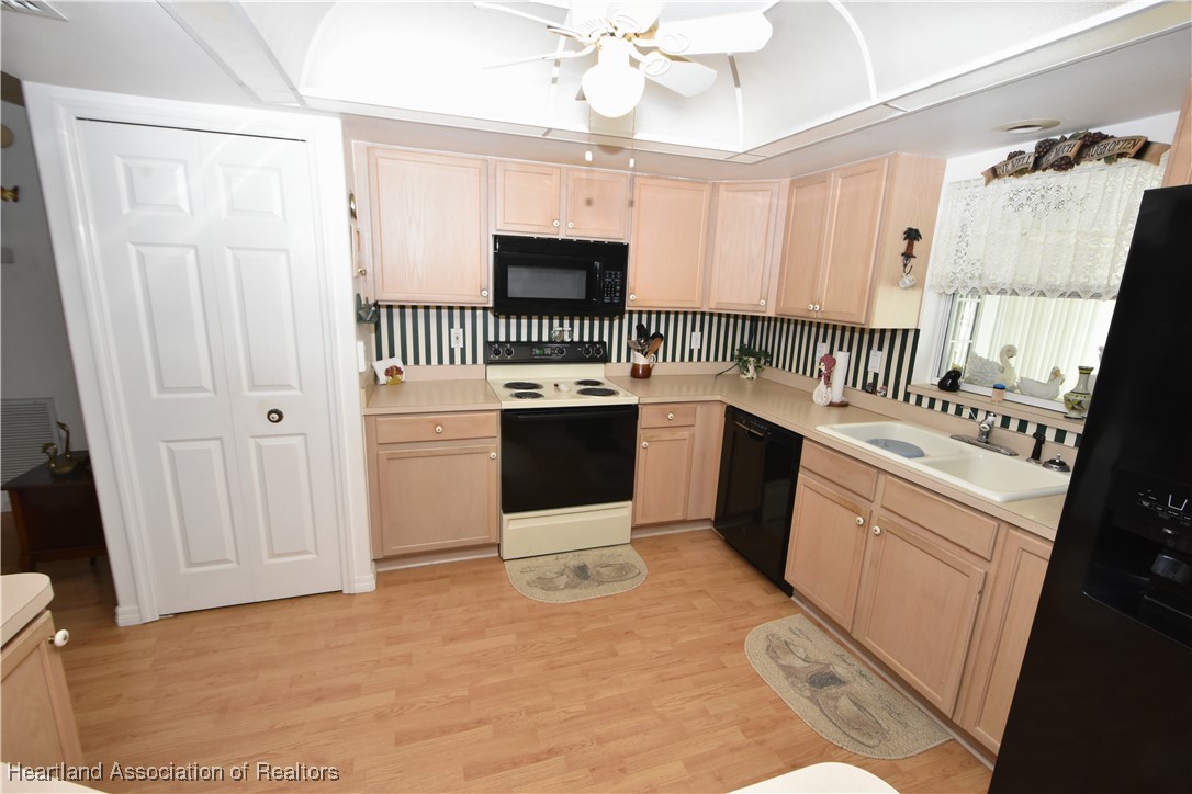 3911 Loquat Road Sebring, FL 33875 - Photo 11 of 38 Kitchen