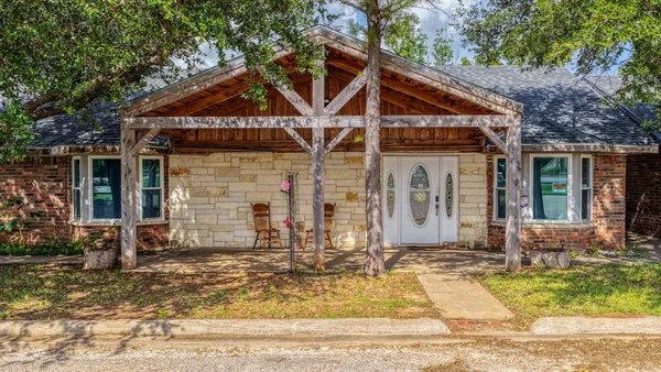 $350,000 | 3130 Oak Trail Drive, Granbury, TX 76048