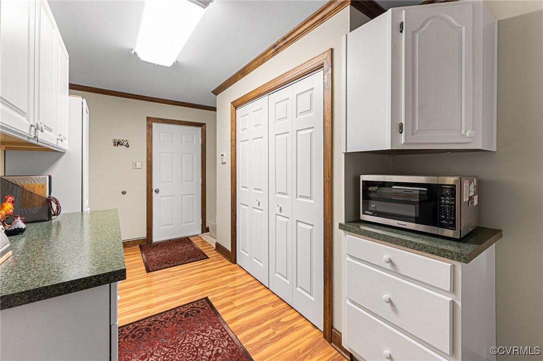 16287 Derby Ridge Road Montpelier, VA 23192 - Photo 23 of 50 Kitchen featuring stainless steel microwave, ornam