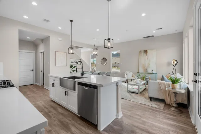 $349,900 | 5915 Wheatley Holw Lane, Houston, TX 77091