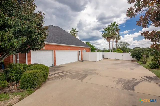 $1,295,000 | 306 Creekridge Drive, Victoria, TX 77904