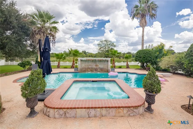 $1,295,000 | 306 Creekridge Drive, Victoria, TX 77904