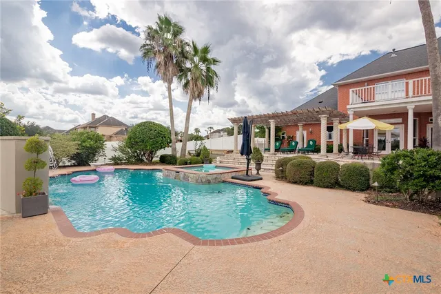 $1,295,000 | 306 Creekridge Drive, Victoria, TX 77904