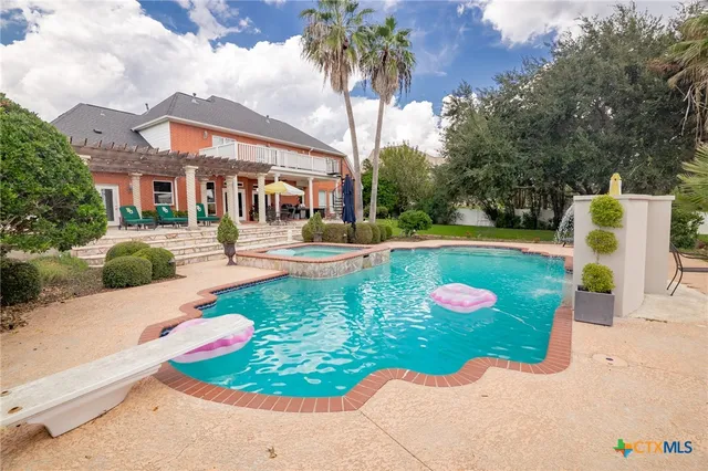 $1,295,000 | 306 Creekridge Drive, Victoria, TX 77904