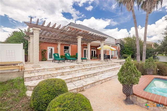 $1,295,000 | 306 Creekridge Drive, Victoria, TX 77904