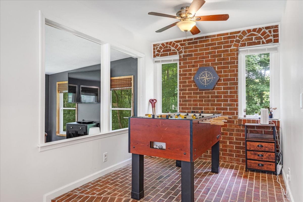 802 Evans Road Winchester, TN 37398 - Photo 19 of 43 a view of a livingroom with furniture and window