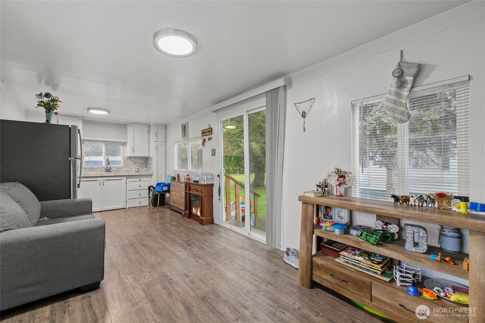 20420 Lafayette Road, Unit 11 Burlington, WA 98233 - Photo 6 of 14 a living room with furniture and a book shelf