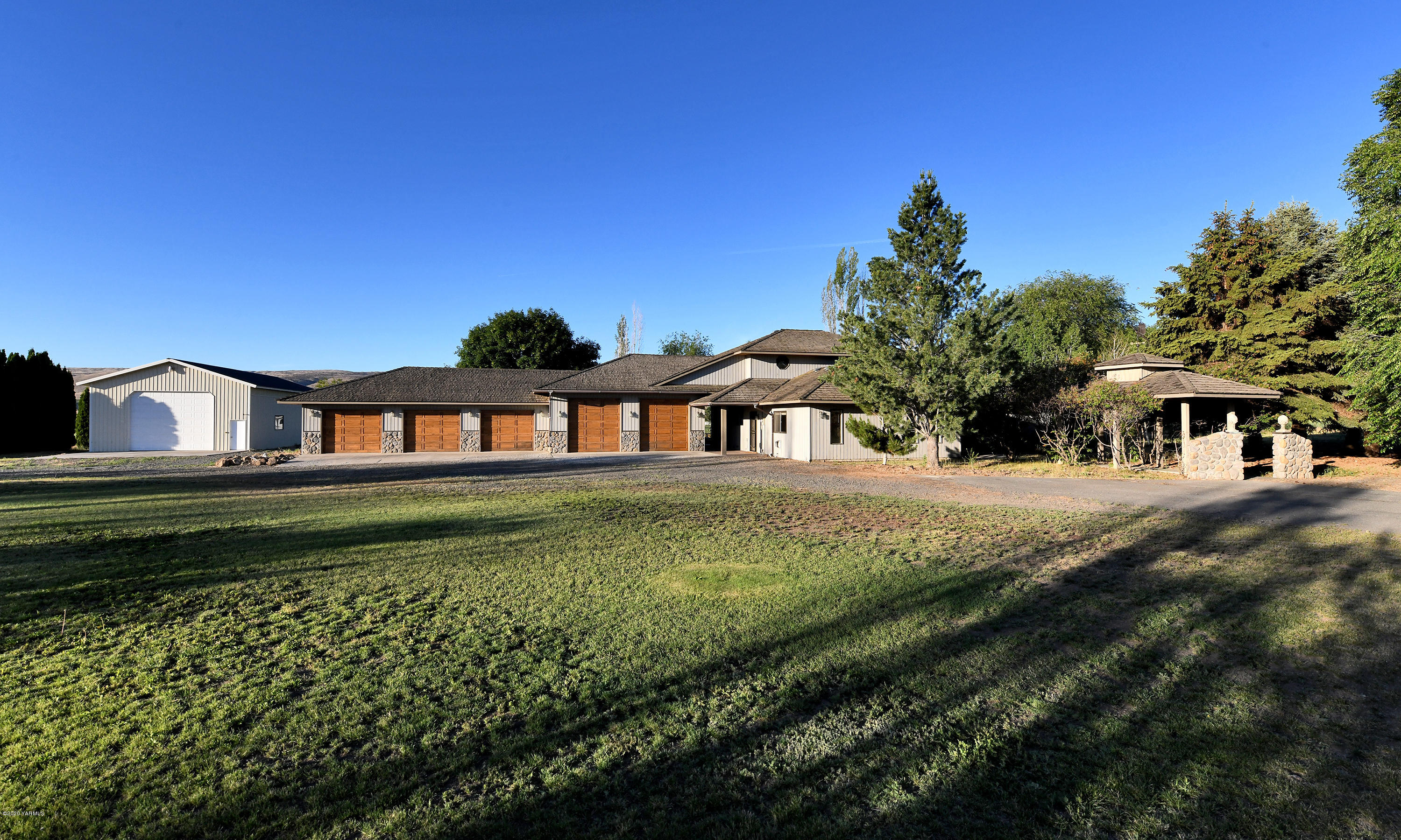 13010 Rutherford Road Yakima, WA 98903 - Photo 2 of 39 a front view of a house with a garden