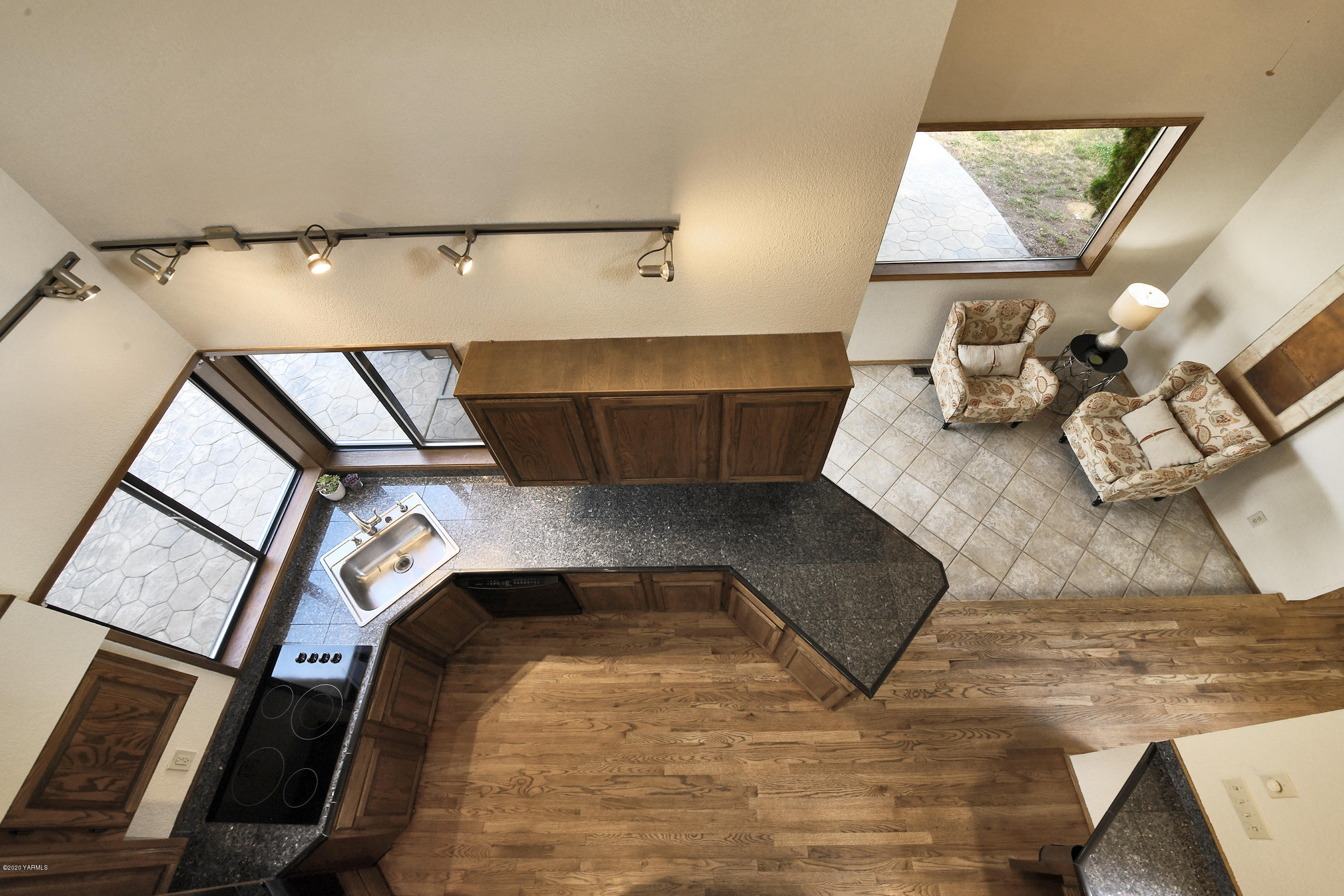 13010 Rutherford Road Yakima, WA 98903 - Photo 12 of 39 a view of entryway and kitchen
