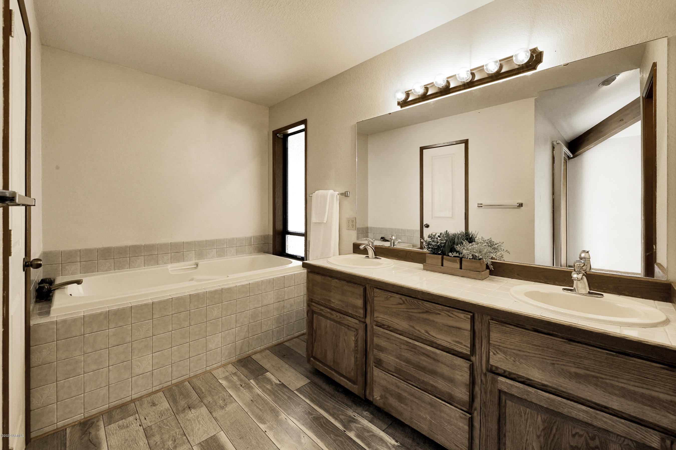 13010 Rutherford Road Yakima, WA 98903 - Photo 19 of 39 a spacious bathroom with a tub sink and mirror
