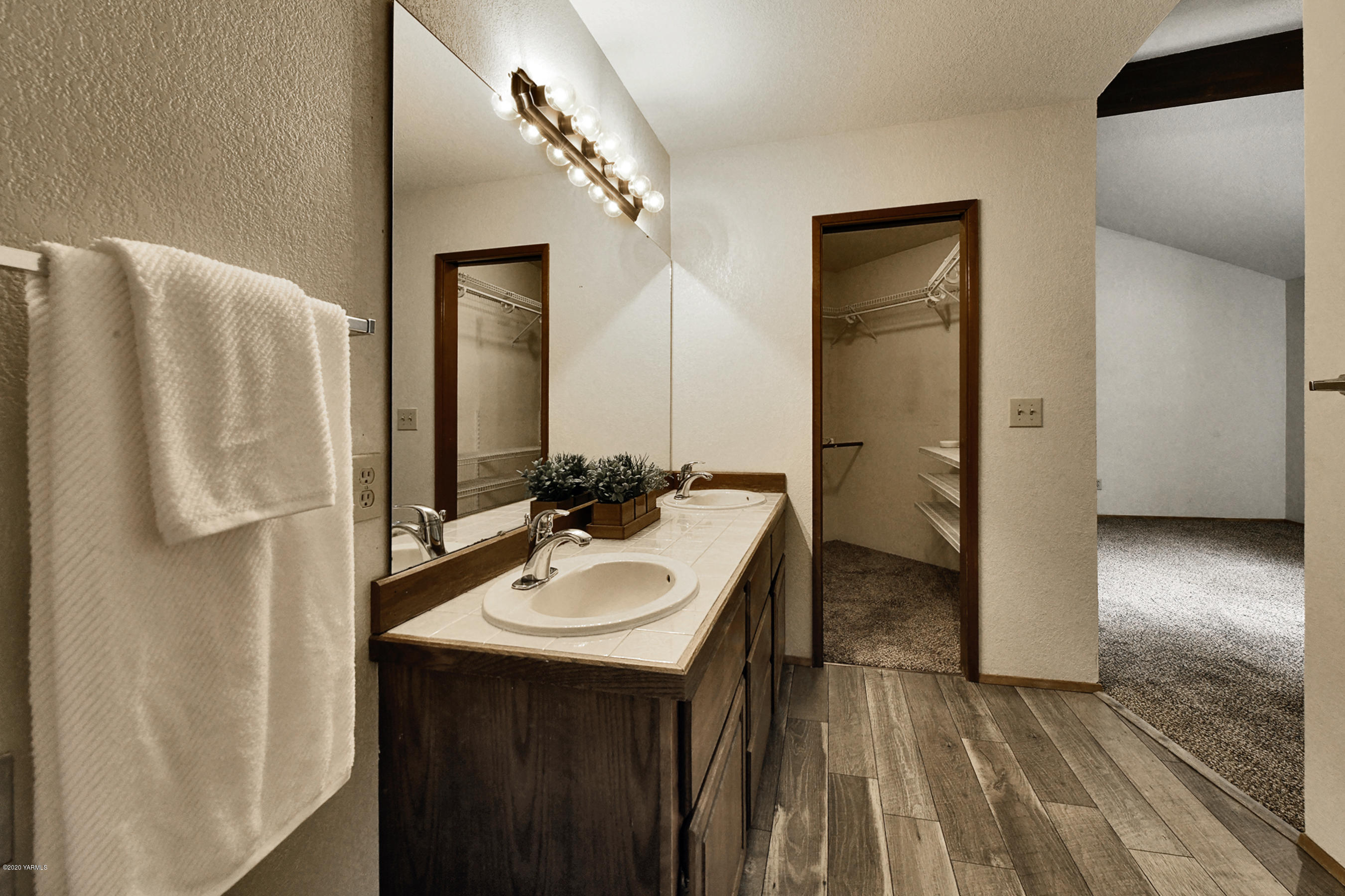 13010 Rutherford Road Yakima, WA 98903 - Photo 20 of 39 a bathroom with a sink and a mirror