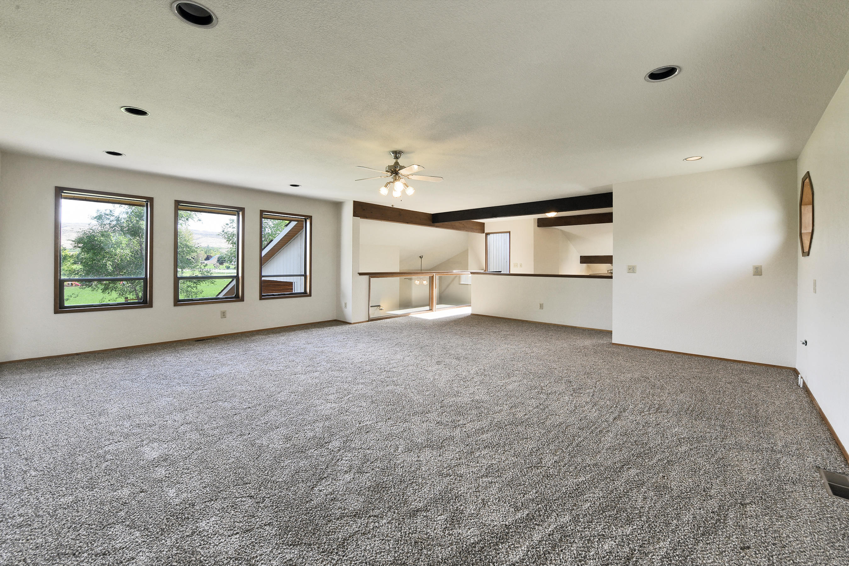 13010 Rutherford Road Yakima, WA 98903 - Photo 24 of 39 a view of empty room with windows and cabinet