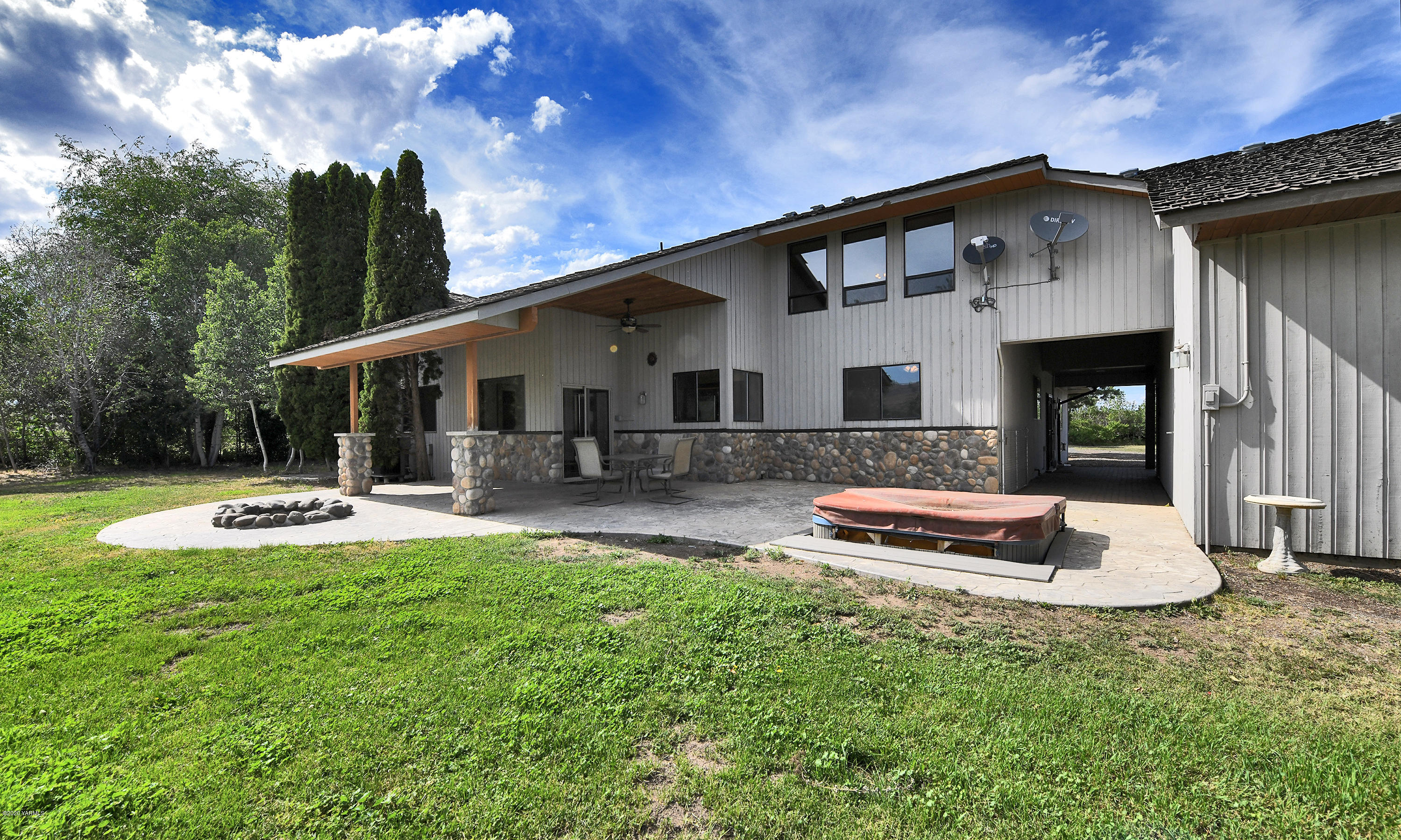 13010 Rutherford Road Yakima, WA 98903 - Photo 26 of 39 a front view of house with yard and outdoor seating
