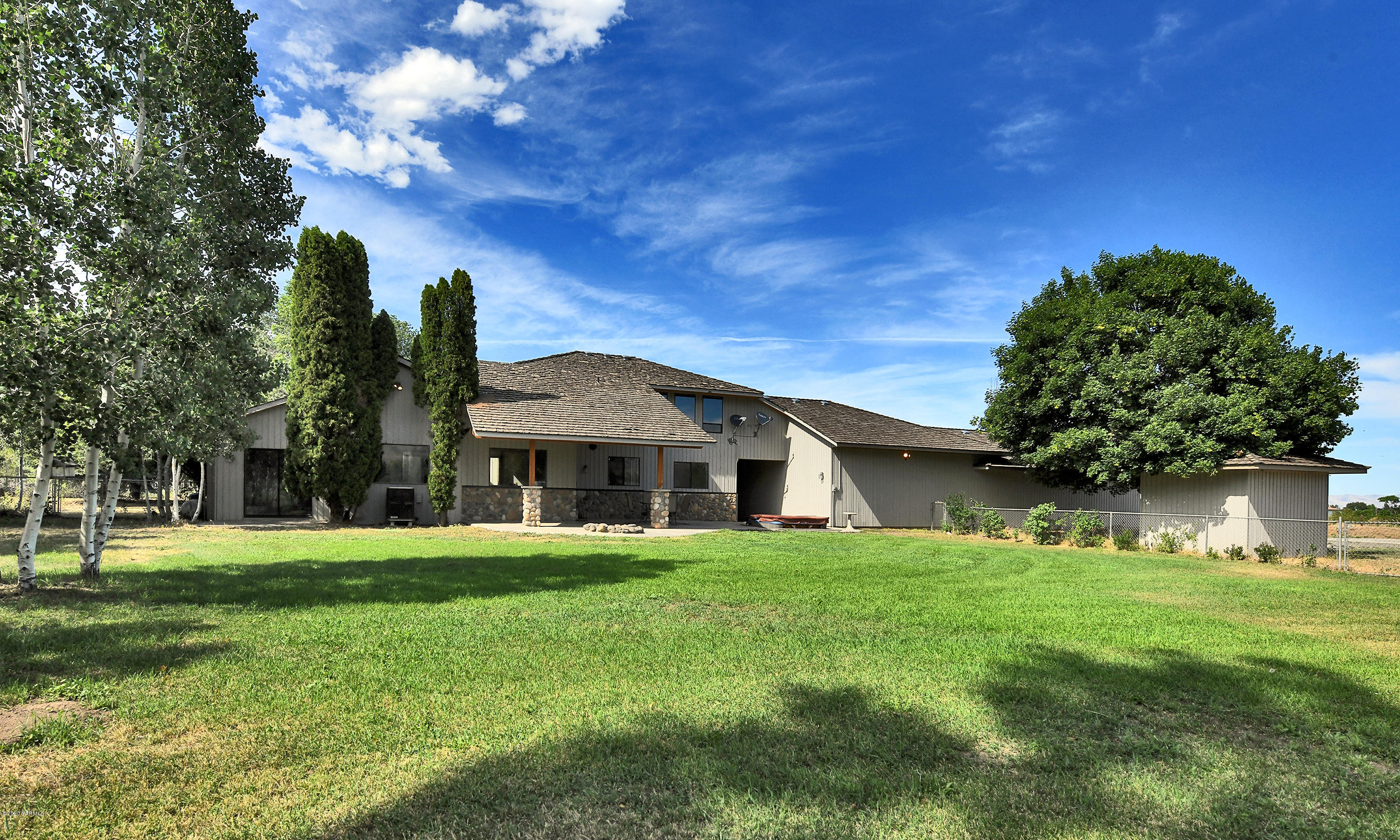 13010 Rutherford Road Yakima, WA 98903 - Photo 29 of 39 a front view of a house with a garden