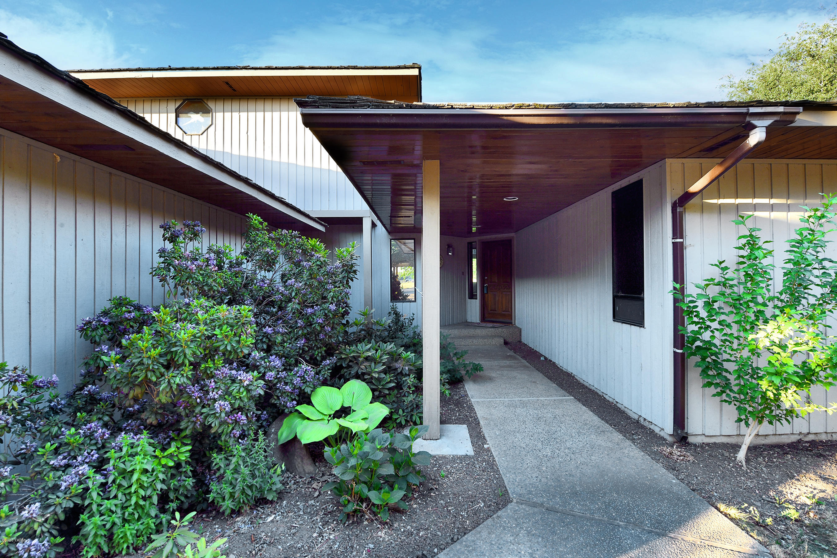 13010 Rutherford Road Yakima, WA 98903 - Photo 4 of 39 a view of entryway with flower pots