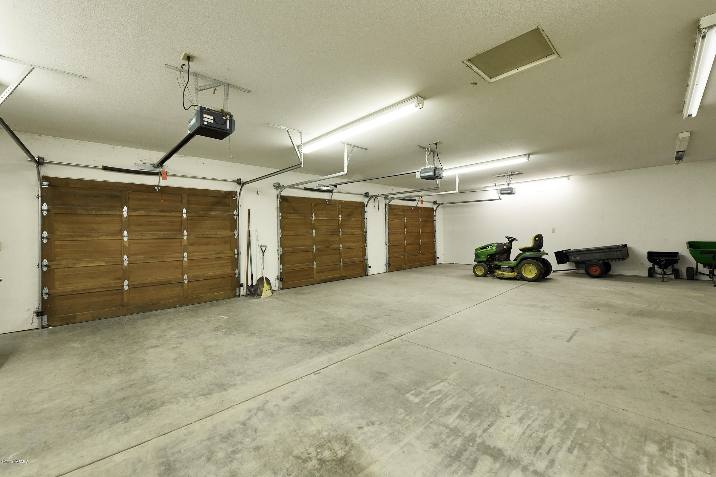13010 Rutherford Road Yakima, WA 98903 - Photo 36 of 39 a view of garage