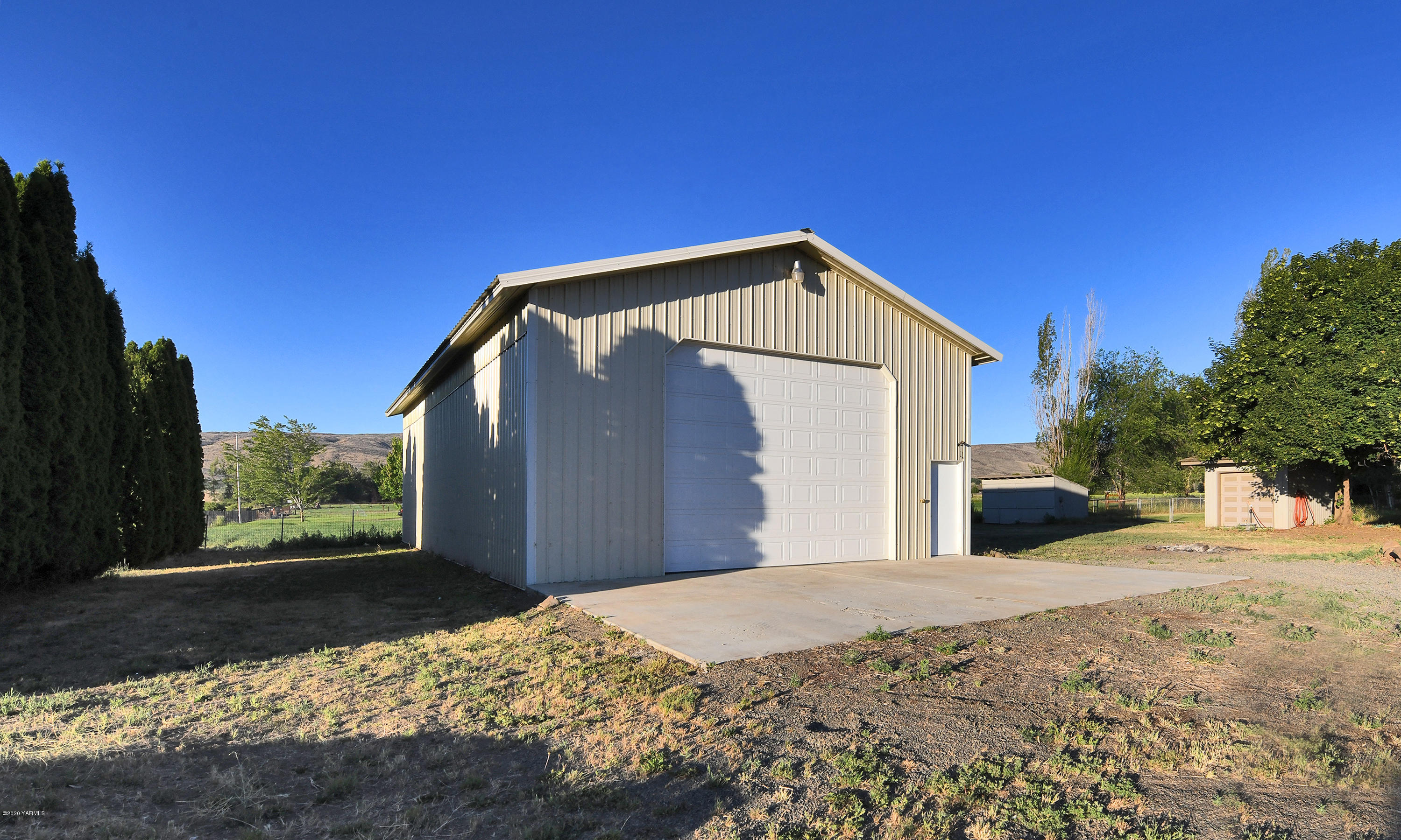 13010 Rutherford Road Yakima, WA 98903 - Photo 37 of 39 a front view of a house with a yard