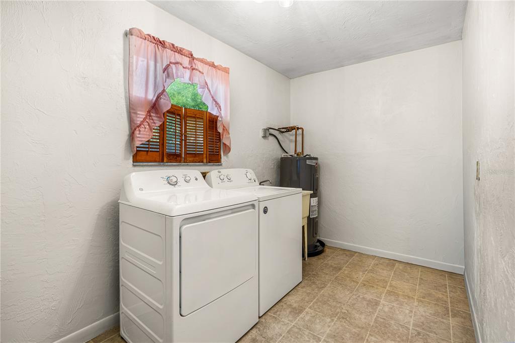 693 Reillys Road Port Orange, FL 32127 - Photo 27 of 31 a utility room with dryer and washer