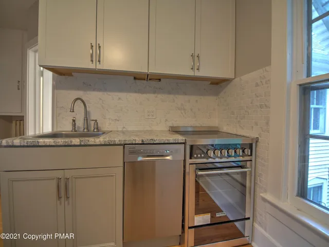 $1,700 | 707 Scott Street, Unit 2 (SECOND FLOOR), Stroudsburg, PA 18360