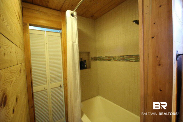 16266 Mcdowell Road Bay Minette, AL 36507 - Photo 26 of 45 Nice tiled shower/bath