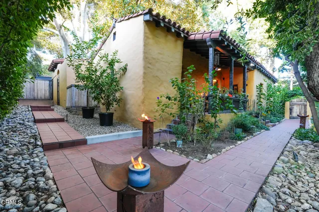 a view of a yard in front of house