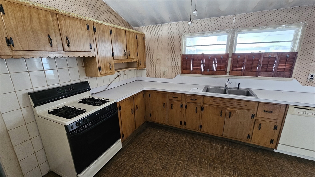 49 Corcoran Boulevard Springfield, MA 01118 - Photo 7 of 22