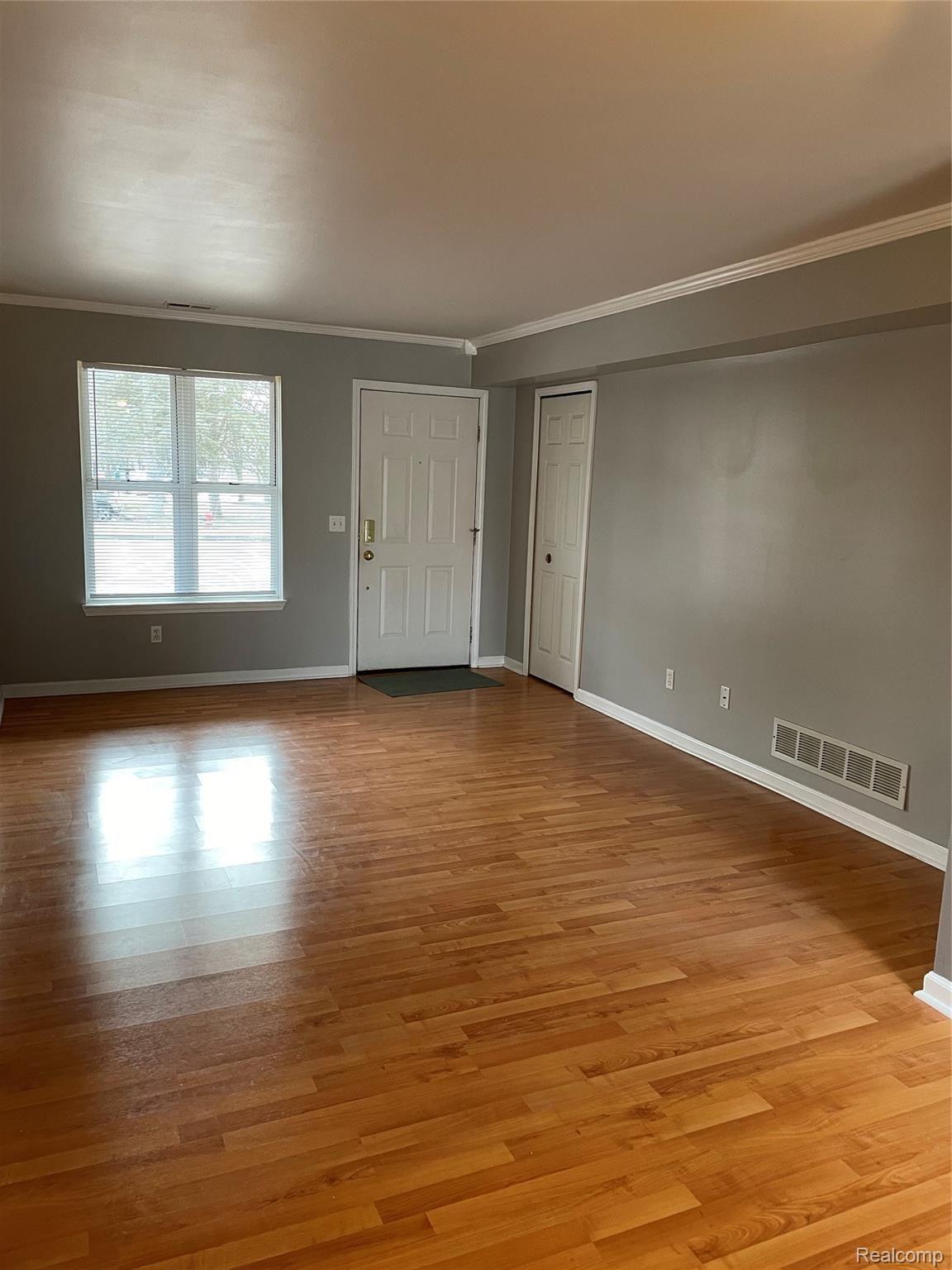1682 Clemens Circle Rochester, MI 48307 - Photo 6 of 32 IMG_1083.JPG