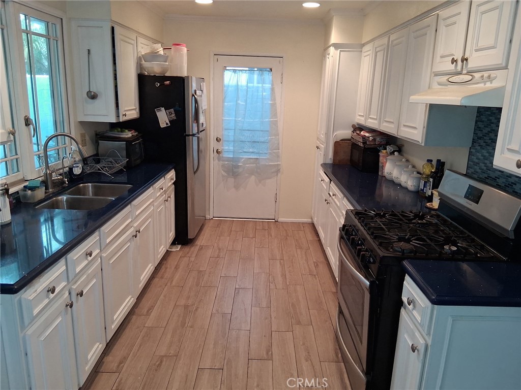 3631 La Costa Place Oxnard, CA 93033 - Photo 2 of 11 a kitchen with granite countertop a sink stove and refrigerator