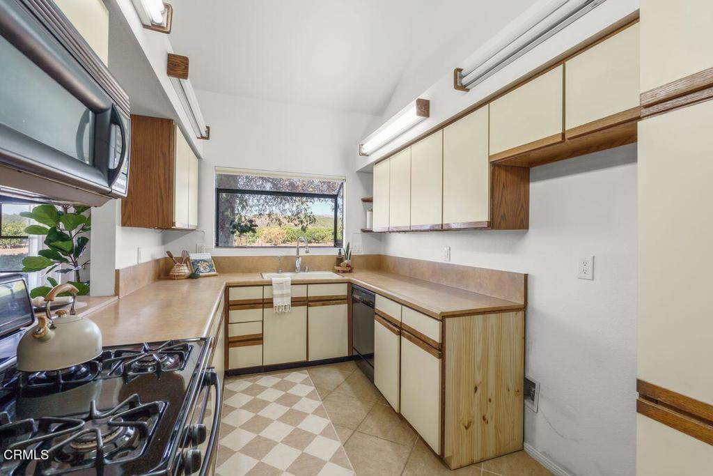 9540 Telegraph Road, Unit 16 Ventura, CA 93004 - Photo 38 of 72 kitchen