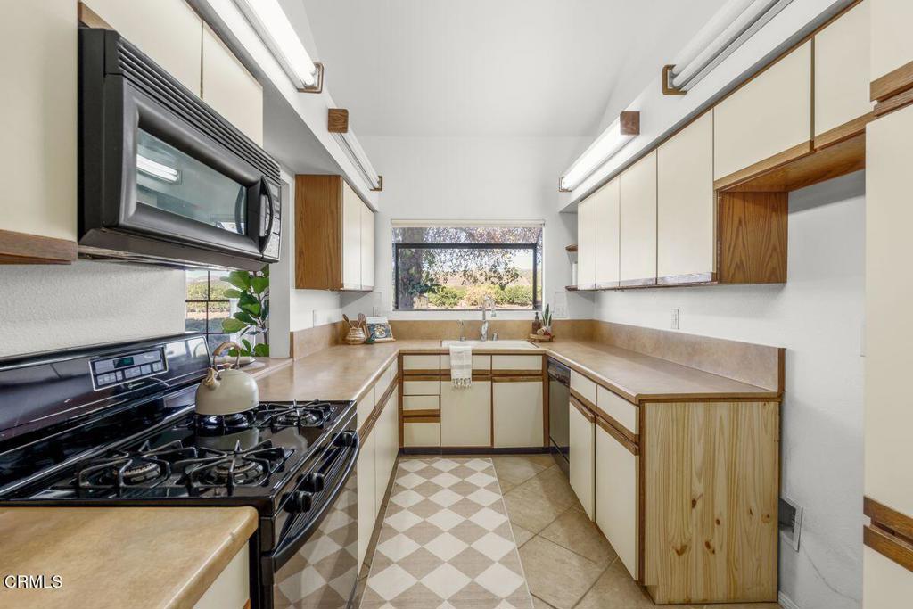 9540 Telegraph Road, Unit 16 Ventura, CA 93004 - Photo 5 of 72 Kitchen